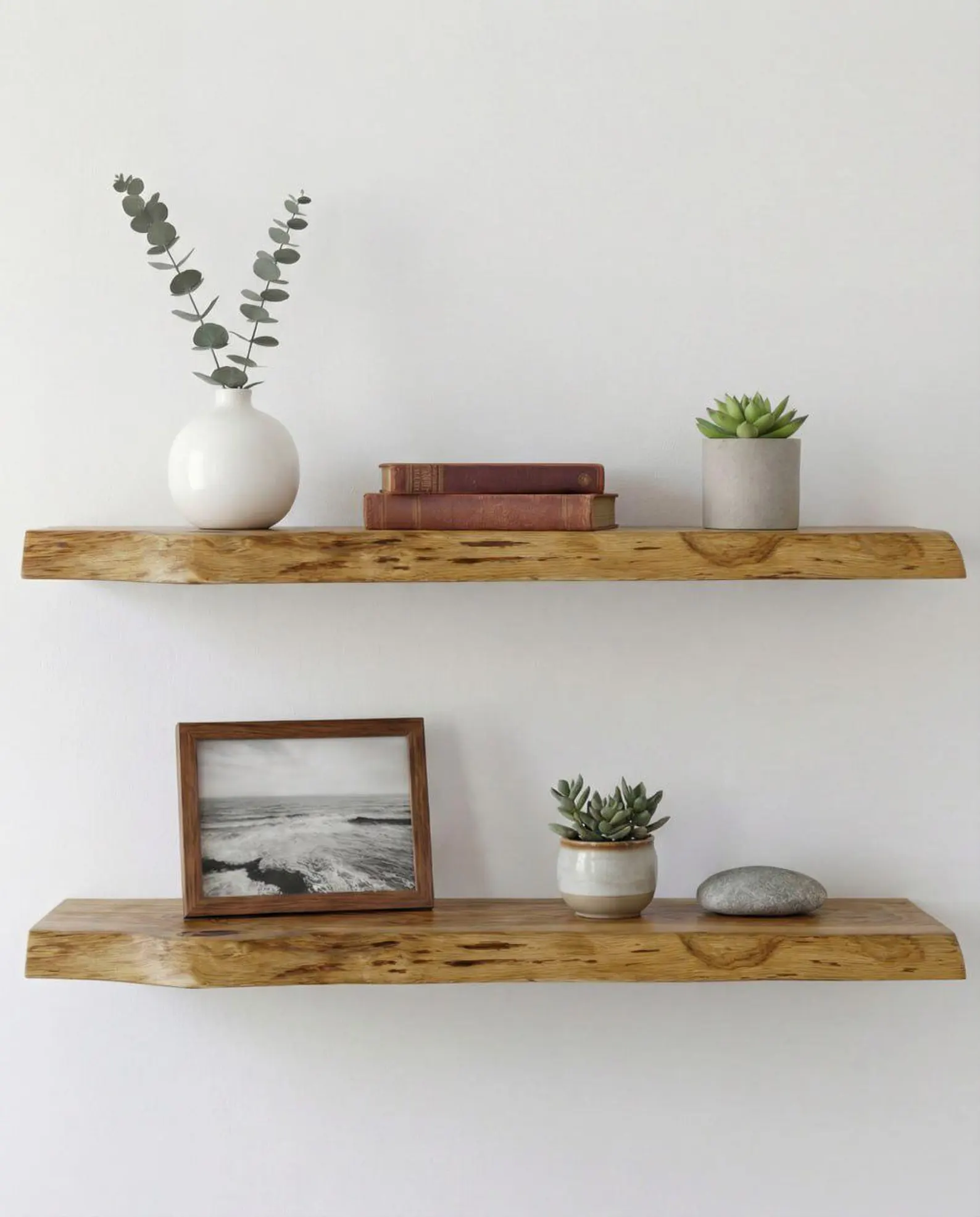 Полка в інтер'єрі з рослинами і декором